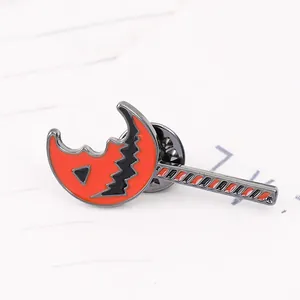 Spilla smaltata a mezzaluna rossa e nera, accessorio divertente per Halloween