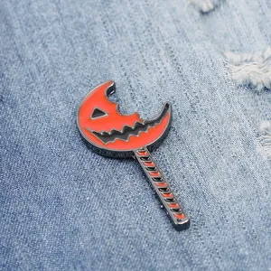 Spilla smaltata luna zucca di Halloween con divertente design arancione su denim