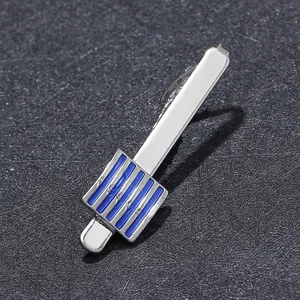 Détail d'une pince à cravate argentée professionnelle avec quatre bandes d'émail bleu