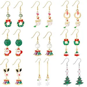 Ensemble de boucles d'oreilles de Noël en émail avec cerfs et sapins sur fond blanc pur