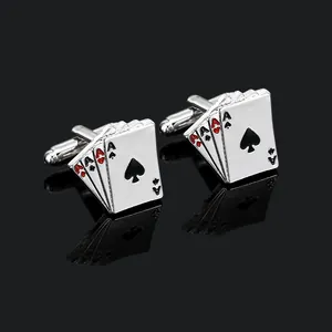 Gros plan sur les boutons de manchette Poker As argentés avec détails rouges et noirs