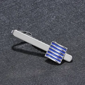 Pince à cravate argentée pour hommes avec un insert rectangulaire à rayures bleues chic