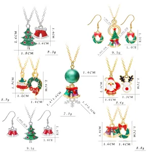 Weihnachts-Schmuckset mit Emaille-Anhängern wie Tannenbaum und Rentier Motiven