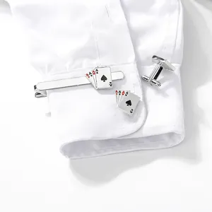 Détail de boutons de manchette et pince à cravate avec as sur une chemise