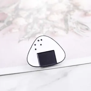 Χαριτωμένη καρφίτσα σμάλτου onigiri σούσι με λεπτομέρειες από μαύρα φύκια