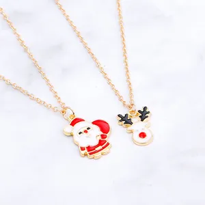 Details des Weihnachts-Halsketten-Sets mit Weihnachtsmann- und Rentier-Anhängern