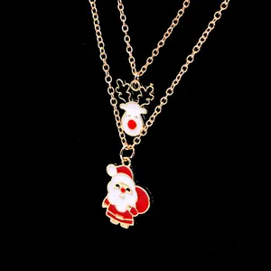 Detail einer doppelten Goldkette mit Emaille-Anhängern von Weihnachtsmann und Rentier