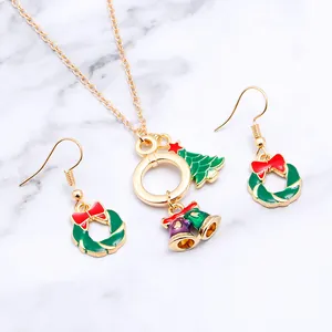 Nahaufnahme von Weihnachts-Schmuckset mit Emaille-Anhängern und Kranz-Ohrringen