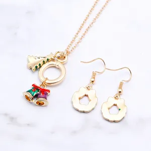 Details des Weihnachts-Schmucksets mit goldener Kette, Emaille-Baum und Glocken