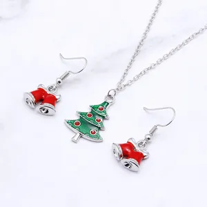 Detail von Weihnachtsset mit grüner Emaille-Baum-Kette und roten Glocken-Ohrringen