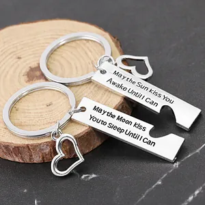 Portachiavi di coppia con cuori incisi a tema sole e luna, regalo perfetto per San Valentino