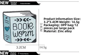 Dettaglio della spilla smaltata libro blu Book Worm con misure di 3,2x3,4 cm