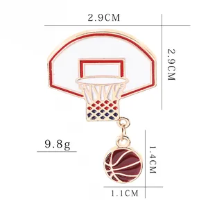 Spilla da basket in smalto con ciondolo a forma di palla e misure dettagliate