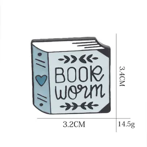Spilla smaltata Book Worm blu con cuore e foglie, dimensioni 3,4 cm x 3,2 cm