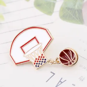 Dettaglio di una spilla in smalto a canestro da basket con ciondolo a palla mobile