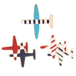 Broches avion de chasse en émail avec motifs rayés et bordure dorée