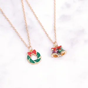 Weihnachtshalsketten-Set mit grünem Kranz und bunten Glocken an goldener Kette