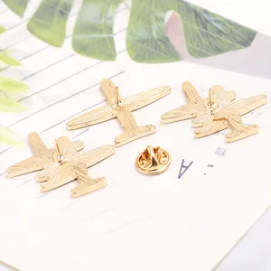 Vue arrière détaillée d'une broche avion dorée avec une boucle en métal de qualité