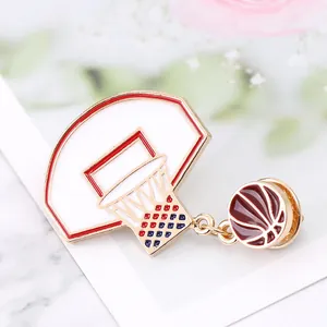 Spilla a canestro da basket con palla sospesa in smalto rosso e bianco stile sport