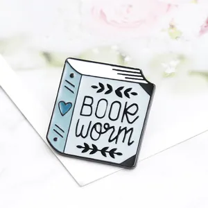 Spilla creativa smaltata Book Worm con dorso a cuore azzurro per amanti dei libri