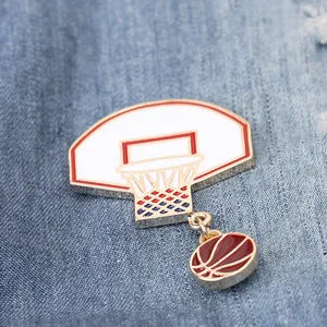 Spilla in smalto con canestro e palla da basket su sfondo denim per moda sport