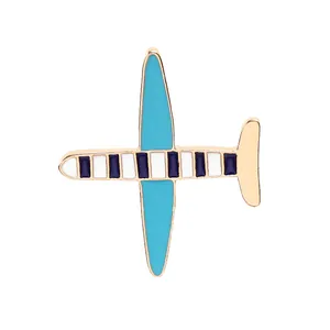 Détail d'une broche avion en émail avec rayures bleues et finitions en métal doré