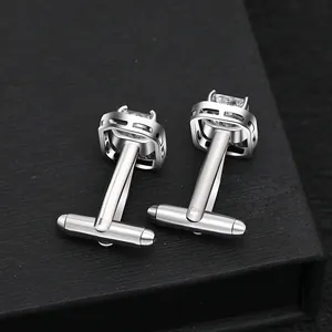 Détail macro de boutons de manchette carrés en zircon avec fermoir en T et finition polie