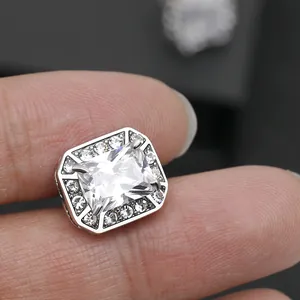 Boutons de manchette rectangulaires en argent avec halo de zircon sur fond noir mat
