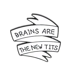 Minimalistische weiße Emaille-Brosche mit schwarzem Brains Are The New Tits Slogan