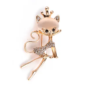 Detail van elegante gouden kattenbroche met roze edelsteen en witte kristallen