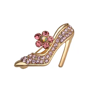 Elegante spilla a scarpa con tacco alto con cristalli rosa e viola su lega dorata