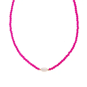 Collana minimalista con perline di cristallo rosso rosa e una perla d'acqua dolce bianca