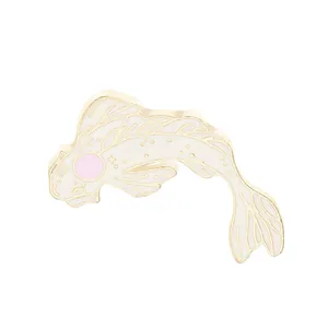 Niedliche weiße Koi-Fisch Brosche mit goldenen Schuppen und rosa Emaille-Details