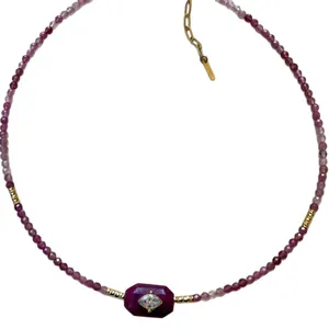 Halskette mit fuchsiafarbenen Natursteinen und goldener Evil Eye Zirkon-Anhänger