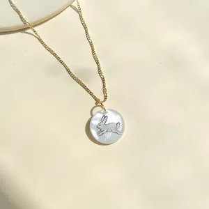 Elegante goldene Halskette mit weißem Muschel-Anhänger und süßem Hasen-Motiv für Damen