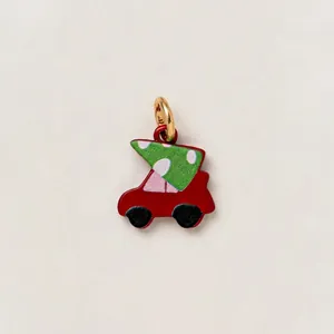 Schattige rode auto bedel met kerstboom hanger voor DIY sieraden maken projecten