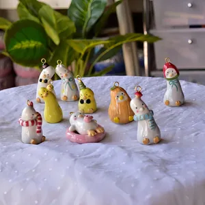 Lot de neuf pendentifs oiseaux en céramique avec chapeaux festifs pour création bijoux