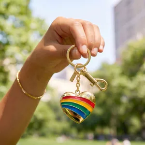 Portachiavi a forma di cuore arcobaleno in smalto con placcatura in oro e cristallo