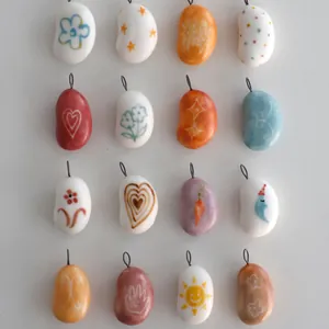 Set di 16 ciondoli in ceramica dipinti a mano con motivi floreali e stelle colorate