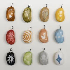 Set di 12 ciondoli colorati in ceramica con motivi a stelle e cuori per collane fai da te
