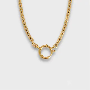 18k vergulde grove schakelketting met een decoratieve ronde mariner veersluiting