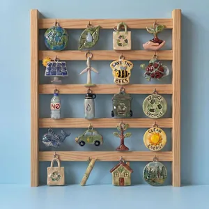 Milieuvriendelijke stalen hangers met aarde en bladmotieven op houten display