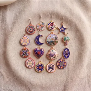 Ciondoli smaltati vintage placcati oro 18K con stelle e luna e motivi floreali ricchi
