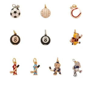 Assortiment vergulde sportbedeltjes voetbal hockey en golf voor DIY sieraden maken