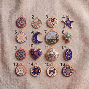 Set di ciondoli smaltati in oro 18K con motivi celesti, stelle e conchiglie marine