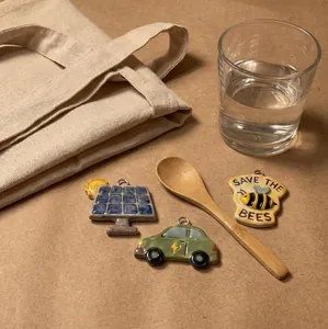 Milieuvriendelijke keramische hangers met globe, groene auto en Save the Bees bij