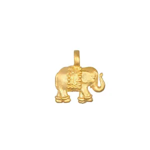 Macro-opname van olifant hanger met matte gouden afwerking en gedetailleerd zadel
