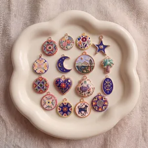 Set di ciondoli smaltati vintage placcati oro 18 carats con motivi a stella, luna e conchiglia