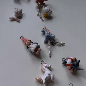 Ciondoli animali in ceramica fatti a mano con unicorno e cigno e anelli dorati in 18K