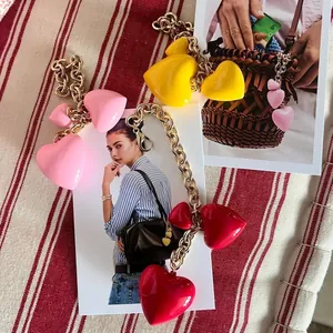 Fashion Alloy Heart Bag Charm Keychain For Women Gold Chunky Chain Resin Heart Pendant Decoration Accessories For Handbags
